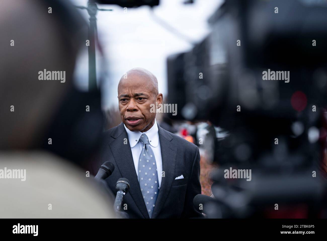 Washington, États-Unis. 07 décembre 2023. Le maire de New York Eric Adams s'entretient avec la presse après avoir rencontré des membres du Congrès pour discuter du financement et du soutien de la crise des migrants à New York au Capitole des États-Unis à Washington, DC, le jeudi 7 décembre 2023. Photo Bonnie Cash/UPI crédit : UPI/Alamy Live News Banque D'Images