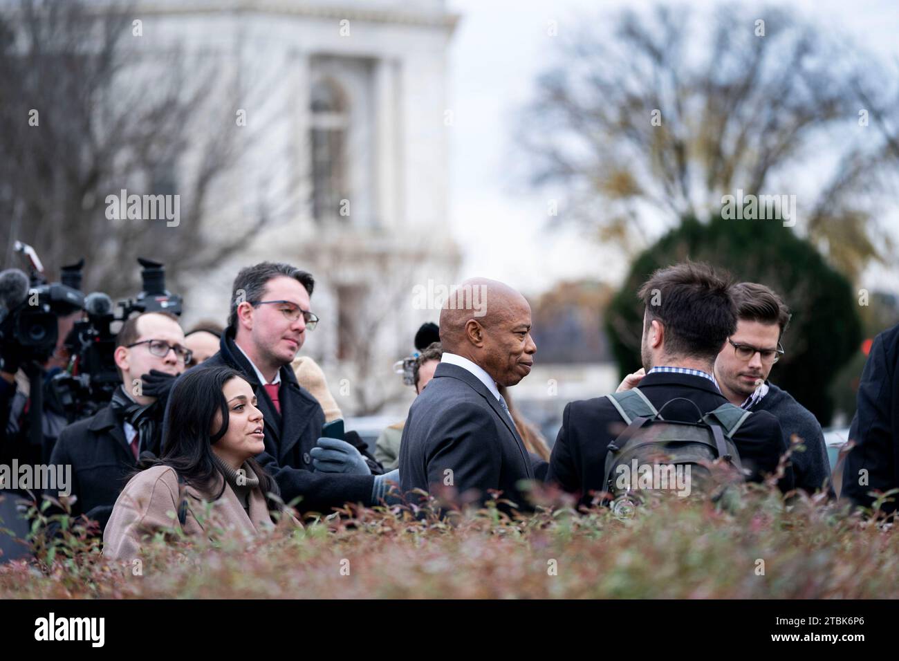 Washington, États-Unis. 07 décembre 2023. Le maire de New York Eric Adams s'entretient avec la presse après avoir rencontré des membres du Congrès pour discuter du financement et du soutien de la crise des migrants à New York au Capitole des États-Unis à Washington, DC, le jeudi 7 décembre 2023. Photo Bonnie Cash/UPI crédit : UPI/Alamy Live News Banque D'Images