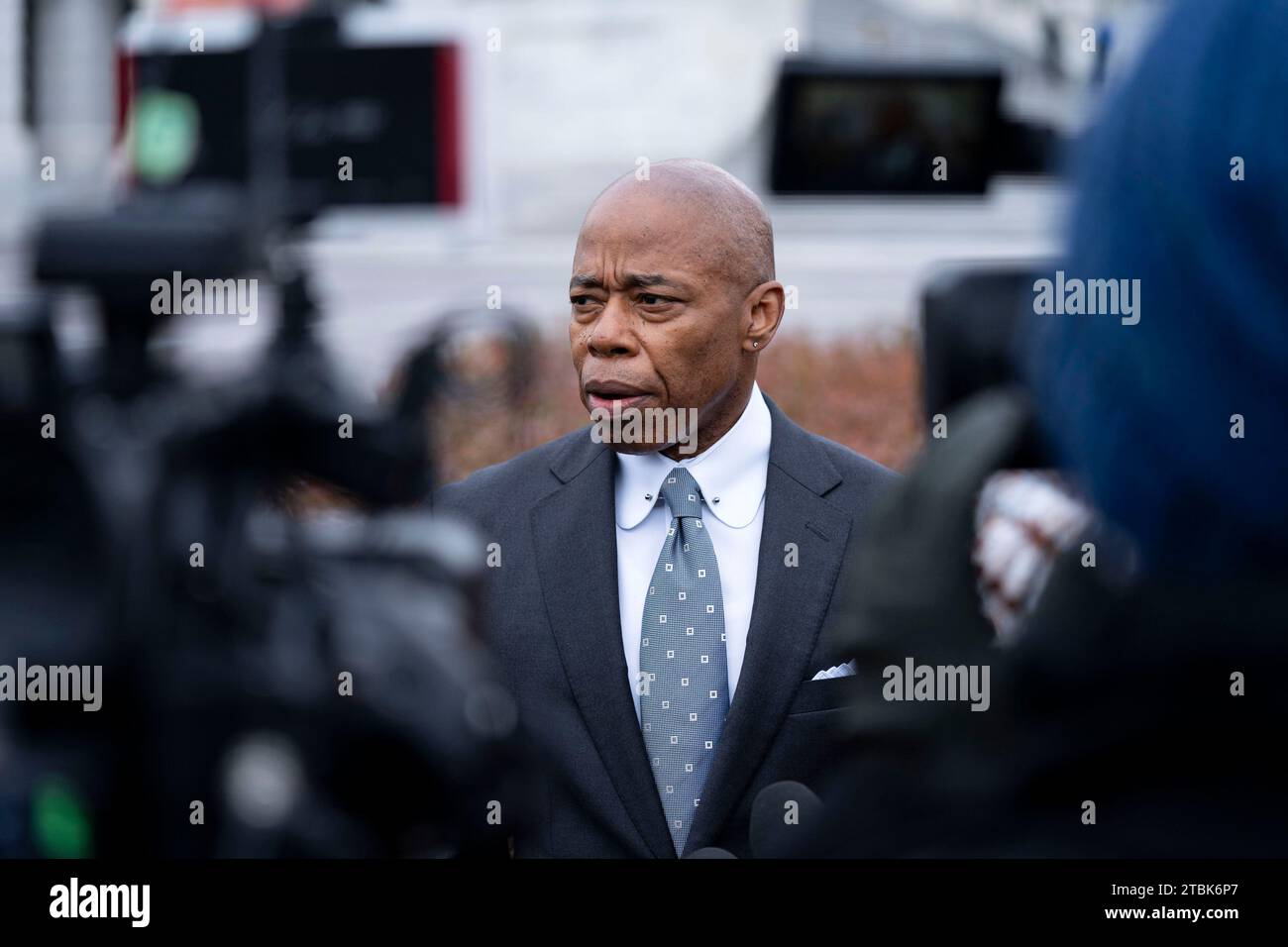 Washington, États-Unis. 07 décembre 2023. Le maire de New York Eric Adams s'entretient avec la presse après avoir rencontré des membres du Congrès pour discuter du financement et du soutien de la crise des migrants à New York au Capitole des États-Unis à Washington, DC, le jeudi 7 décembre 2023. Photo Bonnie Cash/UPI crédit : UPI/Alamy Live News Banque D'Images