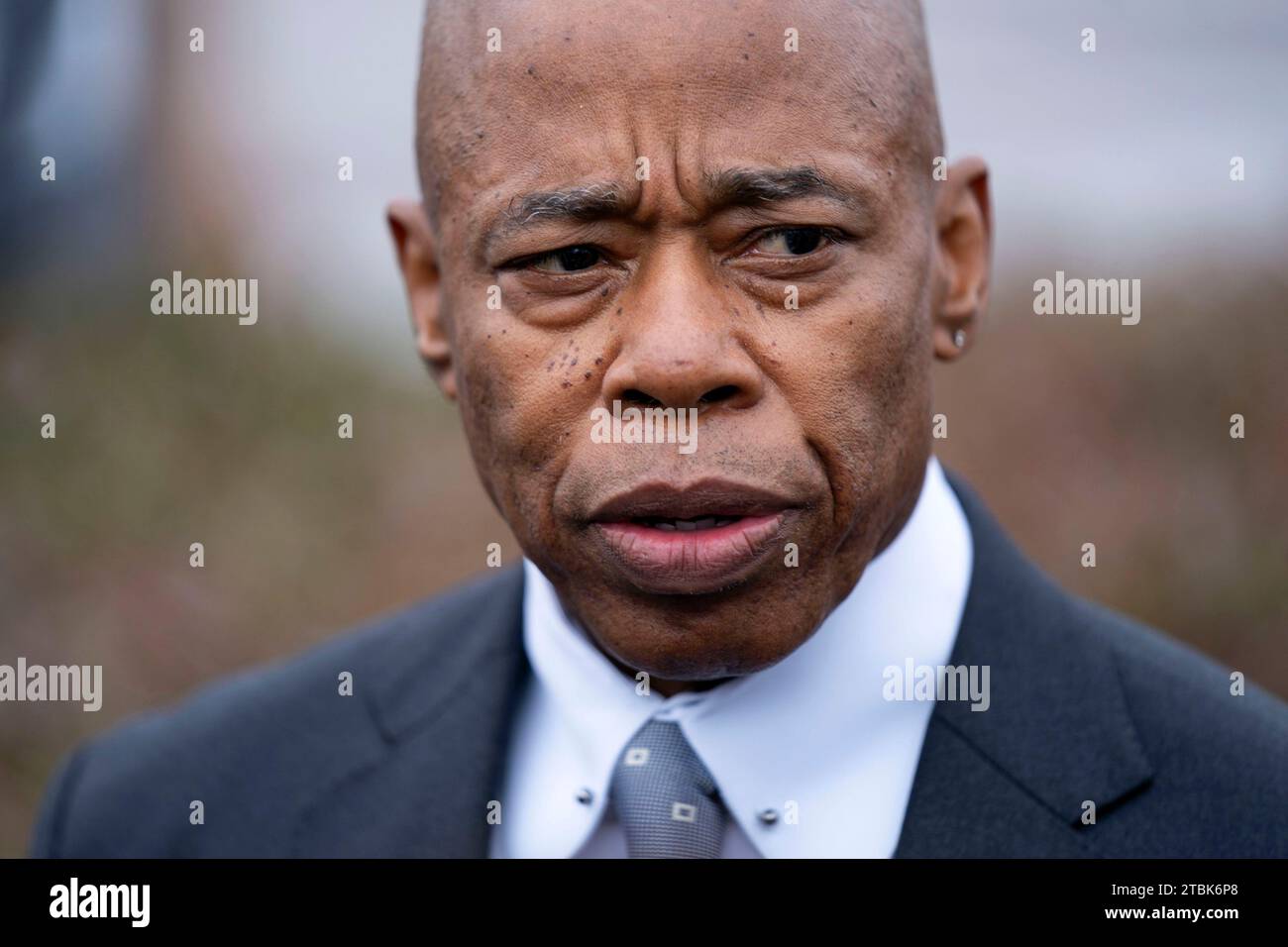 Washington, États-Unis. 07 décembre 2023. Le maire de New York Eric Adams s'entretient avec la presse après avoir rencontré des membres du Congrès pour discuter du financement et du soutien de la crise des migrants à New York au Capitole des États-Unis à Washington, DC, le jeudi 7 décembre 2023. Photo Bonnie Cash/UPI crédit : UPI/Alamy Live News Banque D'Images