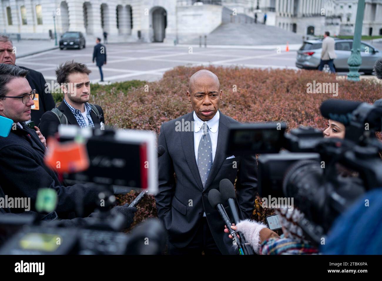 Washington, États-Unis. 07 décembre 2023. Le maire de New York Eric Adams s'entretient avec la presse après avoir rencontré des membres du Congrès pour discuter du financement et du soutien de la crise des migrants à New York au Capitole des États-Unis à Washington, DC, le jeudi 7 décembre 2023. Photo Bonnie Cash/UPI crédit : UPI/Alamy Live News Banque D'Images