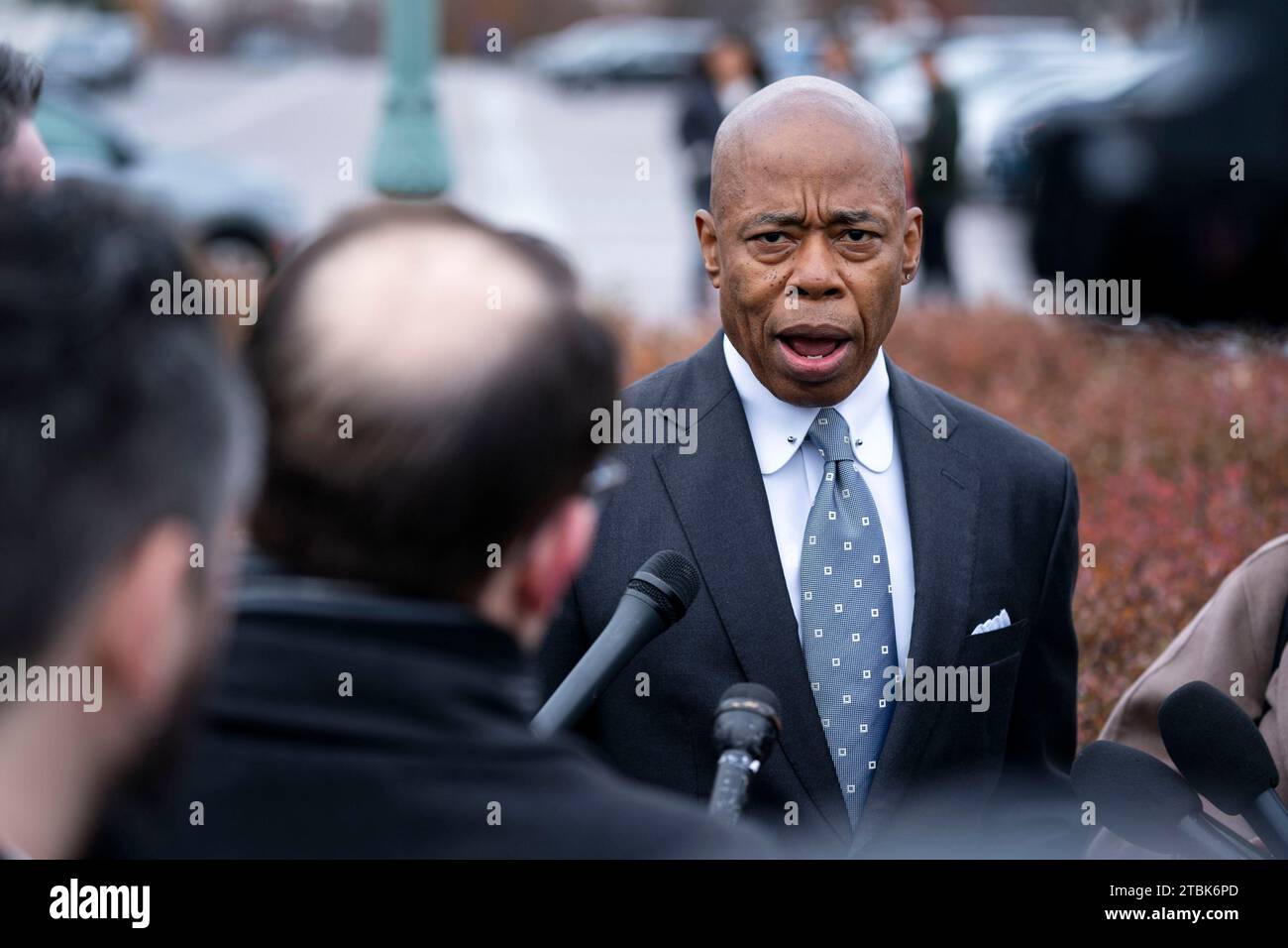 Washington, États-Unis. 07 décembre 2023. Le maire de New York Eric Adams s'entretient avec la presse après avoir rencontré des membres du Congrès pour discuter du financement et du soutien de la crise des migrants à New York au Capitole des États-Unis à Washington, DC, le jeudi 7 décembre 2023. Photo Bonnie Cash/UPI crédit : UPI/Alamy Live News Banque D'Images