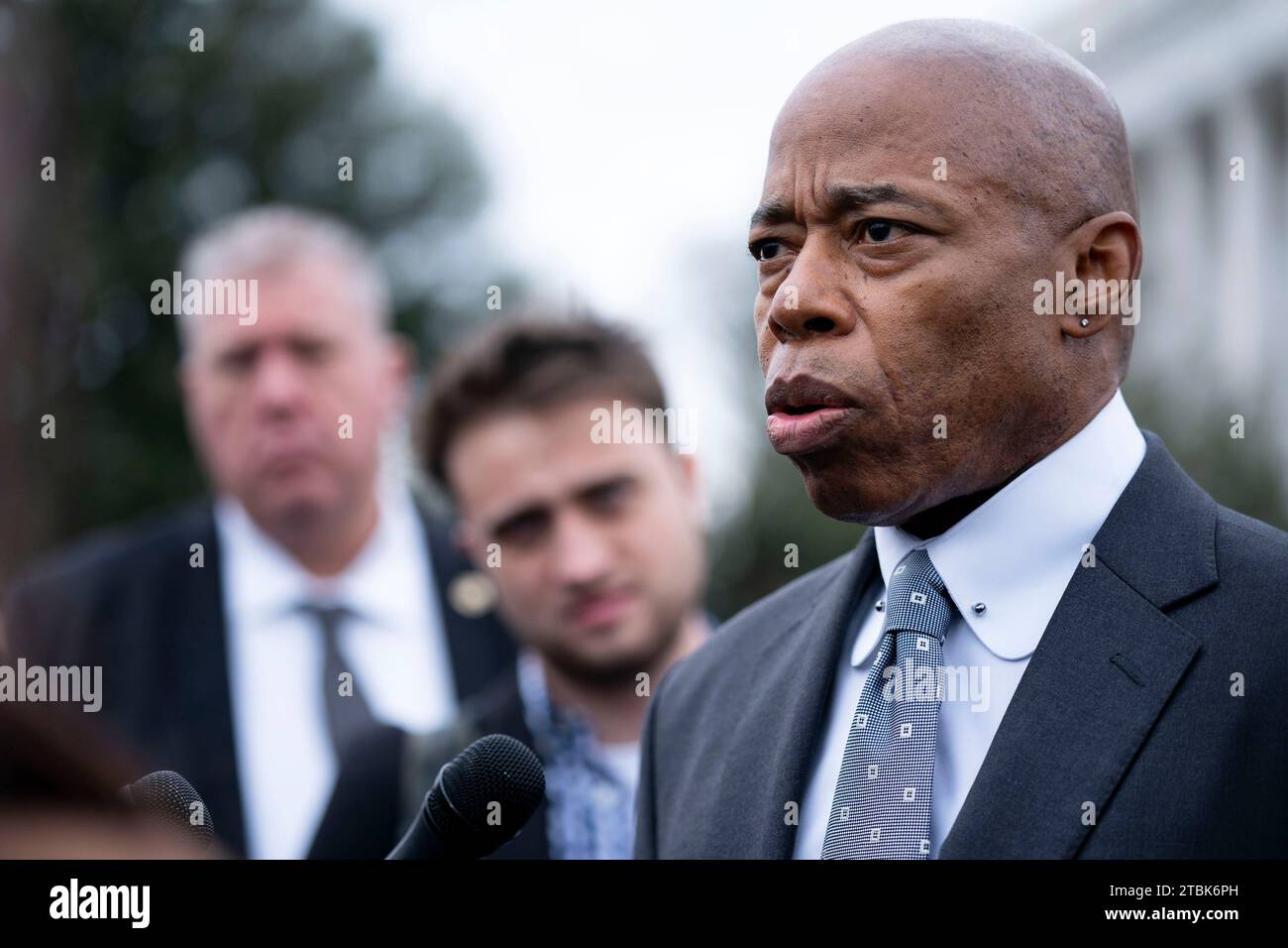 Washington, États-Unis. 07 décembre 2023. Le maire de New York Eric Adams s'entretient avec la presse après avoir rencontré des membres du Congrès pour discuter du financement et du soutien de la crise des migrants à New York au Capitole des États-Unis à Washington, DC, le jeudi 7 décembre 2023. Photo Bonnie Cash/UPI crédit : UPI/Alamy Live News Banque D'Images