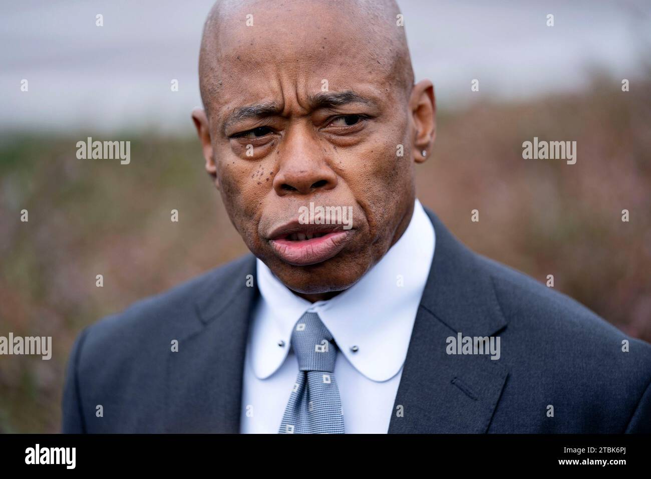 Washington, États-Unis. 07 décembre 2023. Le maire de New York Eric Adams s'entretient avec la presse après avoir rencontré des membres du Congrès pour discuter du financement et du soutien de la crise des migrants à New York au Capitole des États-Unis à Washington, DC, le jeudi 7 décembre 2023. Photo Bonnie Cash/UPI crédit : UPI/Alamy Live News Banque D'Images