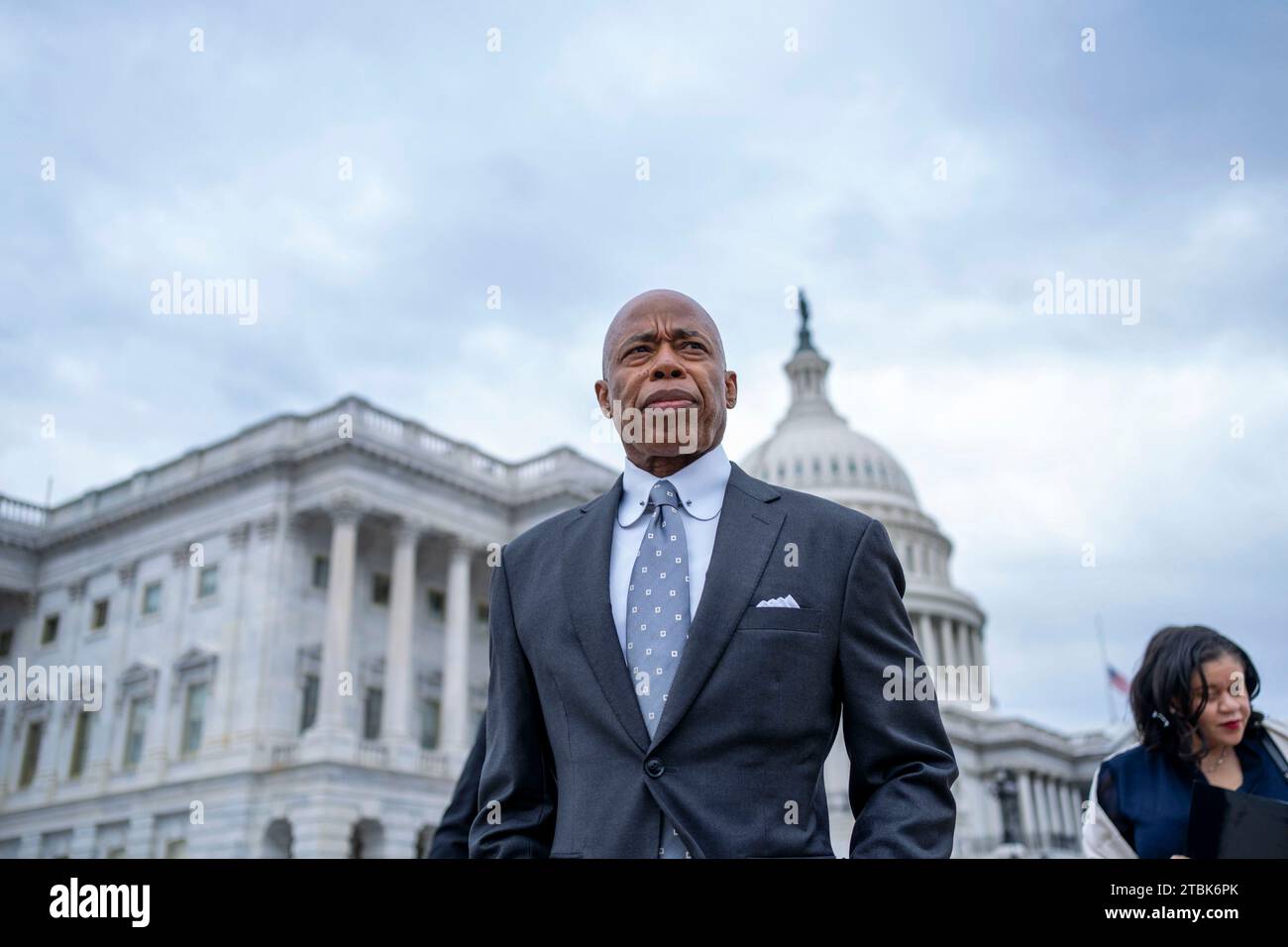 Washington, États-Unis. 07 décembre 2023. Le maire de New York Eric Adams se rend à une conférence de presse après avoir rencontré des membres du Congrès pour discuter du financement et du soutien de la crise des migrants dans la ville de New York au Capitole des États-Unis à Washington, DC, le jeudi 7 décembre 2023. Photo Bonnie Cash/UPI crédit : UPI/Alamy Live News Banque D'Images