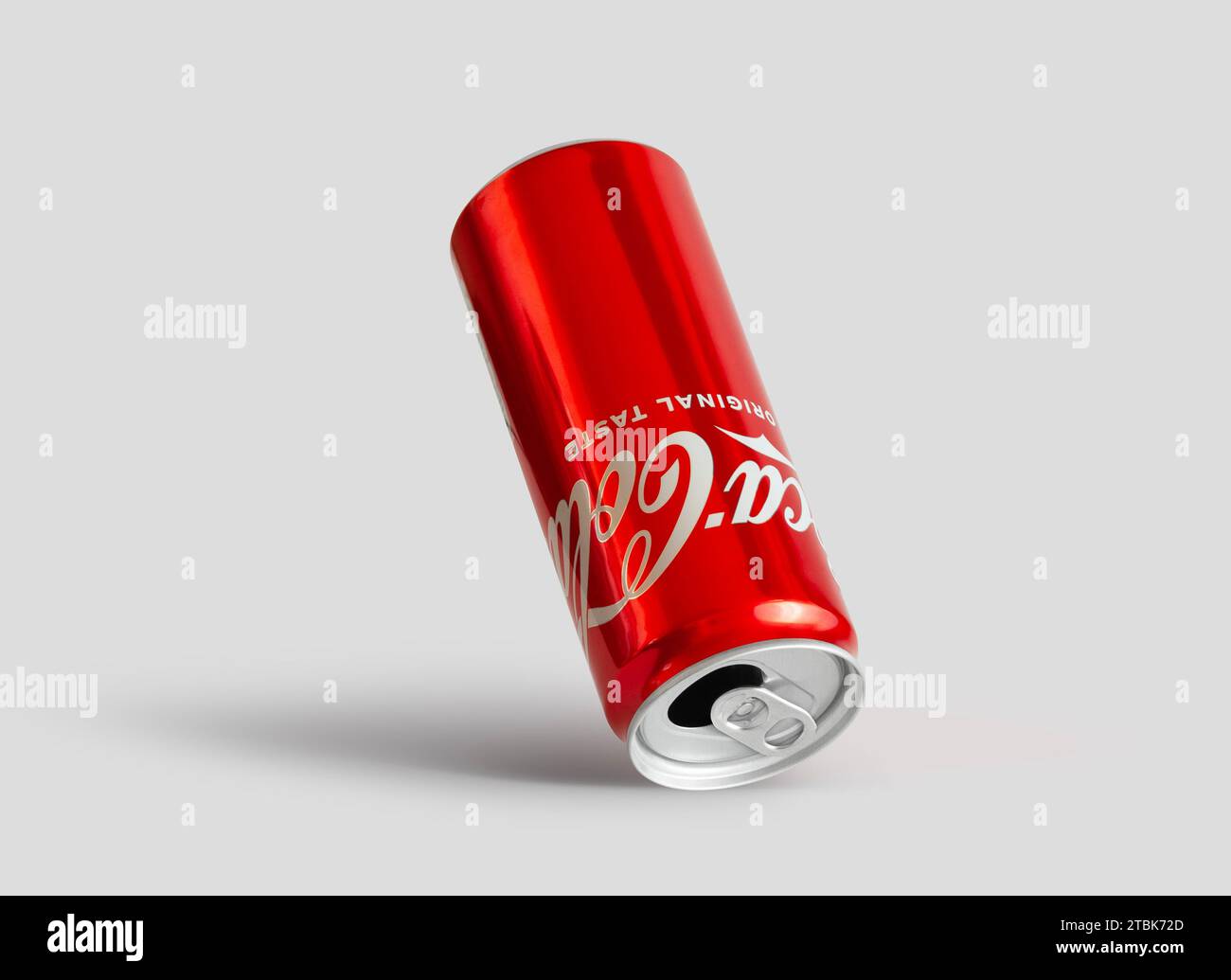 Chisinau, Moldavie décembre 4 2023 : canette en aluminium de Cola vue d'un angle sur un fond gris. Avec masque Banque D'Images