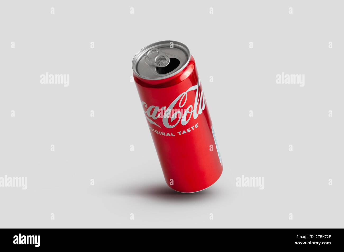 Chisinau, Moldavie décembre 4 2023 : canette en aluminium de Cola vue d'un angle sur un fond gris. Avec masque Banque D'Images