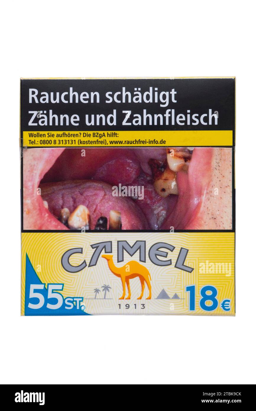 paquet de cinquante-cinq cigarettes jaunes de chameau allemandes avec image graphique d'avertissement de santé sur le devant découpé sur fond blanc Banque D'Images paquet de cinquante-cinq cigarettes jaunes de chameau allemandes avec image graphique d'avertissement de santé sur le devant découpé sur fond blanc Banque D'Images