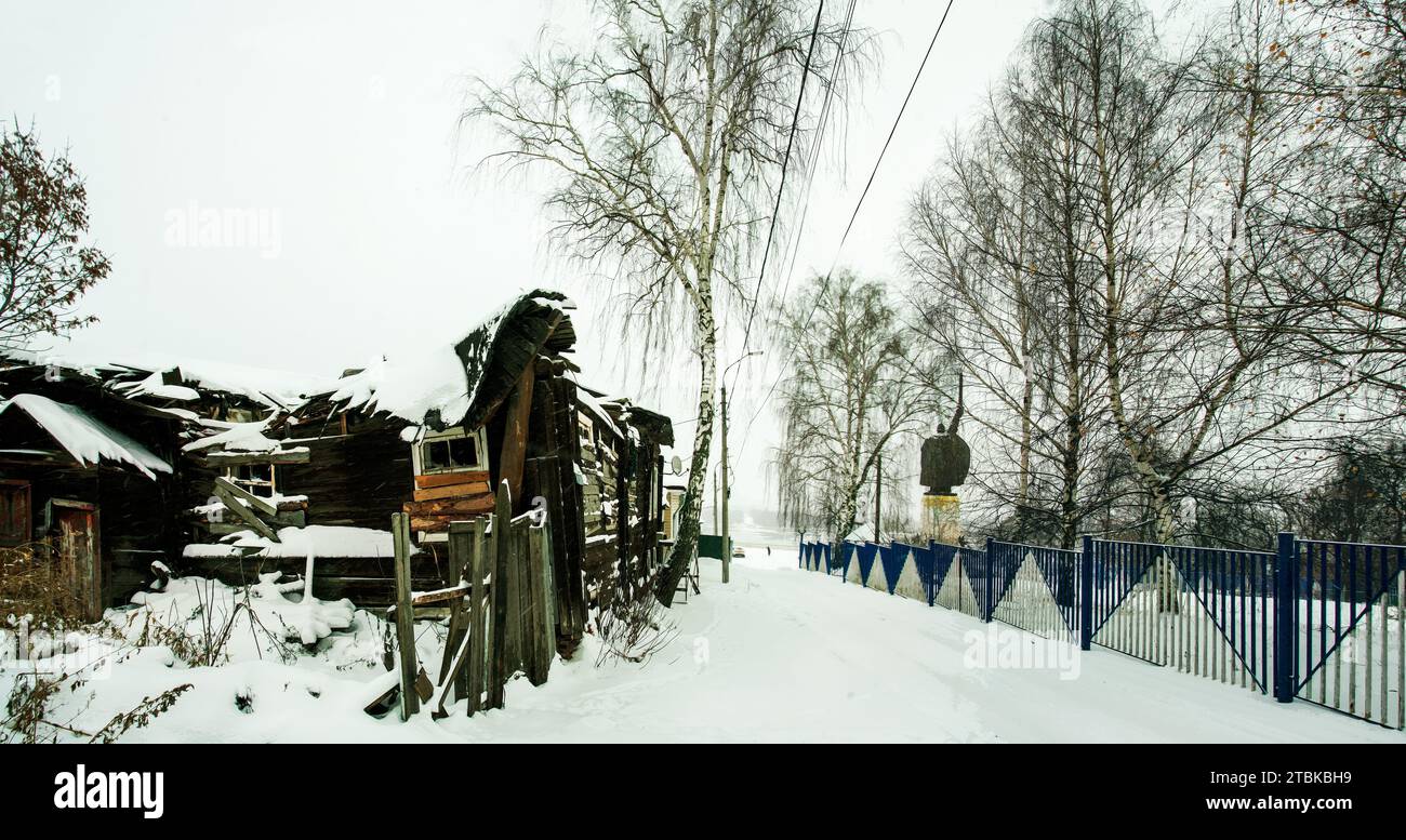 Concept du militarisme russe et de la propagande russe : maison en bois détruite à côté du conte de fées (guerrier) Ilya Muromets monument Banque D'Images