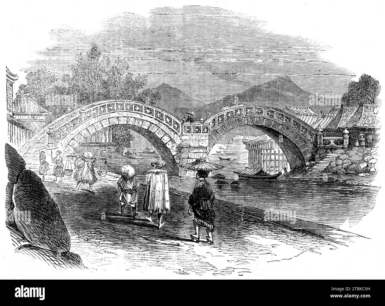 Croquis de l'intérieur du Japon, par notre artiste spécial : Pont de pierre à Isahaia, 1861. « La population était très curieuse de nous voir, et leur rire était assez captivant ; tout le monde riait. Joyeusement, nous avons fait du jogging sur, en haut et en bas de la colline, à travers des clairières romantiques et un pays ouvert, jusqu'à ce que nous arrivions à Isahaia, une ville de maisons de chaume. Une grande foule a accueilli notre arrivée. En traversant un magnifique pont de pierre, et entre des haies soigneusement taillées, nous avons atteint notre hôtel...'. Extrait de "Illustrated London News", 1861. Banque D'Images