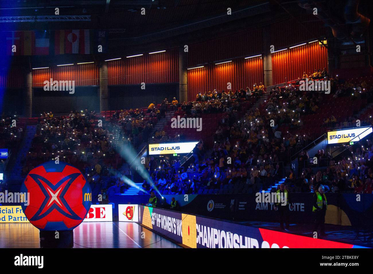 Gothenburg, Suède. 7 décembre 2023. Les supporters avant le match du Championnat du monde de handball féminin 2023 de l'IHF entre la Suède et le Cameroun le 7 décembre 2023. Crédit : PS photo / Alamy Live News Banque D'Images