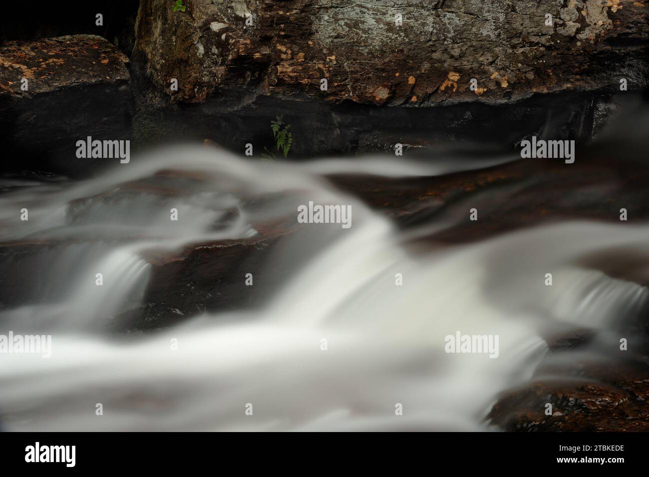 Belle rivière d'automne près de la roche Banque D'Images
