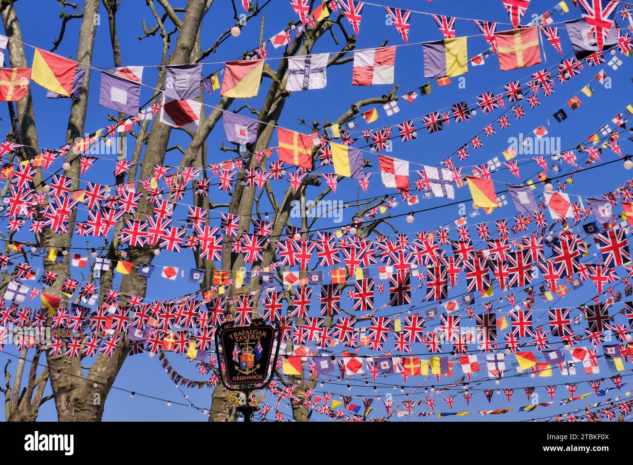 Greenwich : Union valets colorés, drapeaux et banderole pour le couronnement du roi Charles à Trafalgar Tavern, Greenwich, Londres, Angleterre, Royaume-Uni Banque D'Images