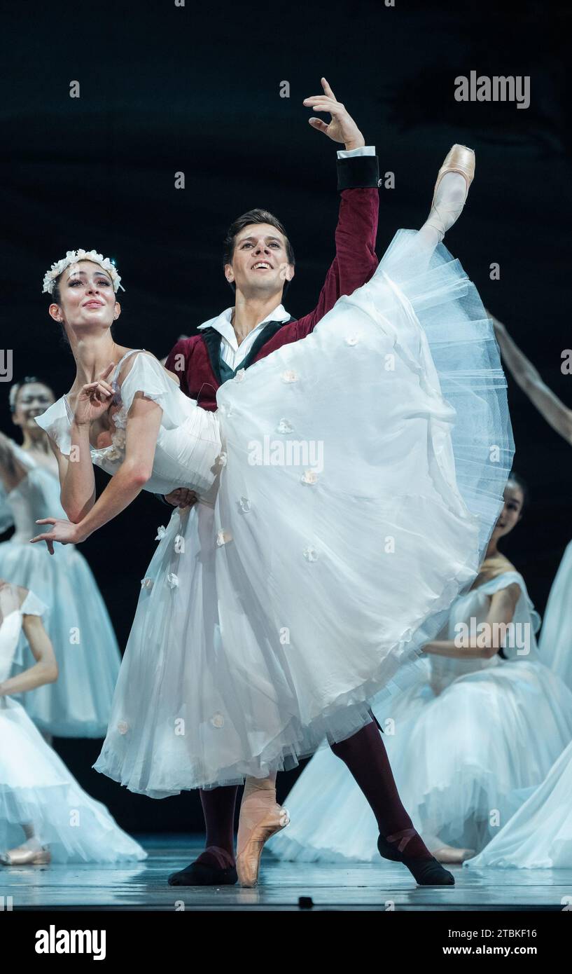 Des danseurs de la Compagnie nationale de danse se produisent lors de la présentation du spectacle la Sylphide au Teatro de la Zarzuela à Madrid. 7 décembre 20 Banque D'Images