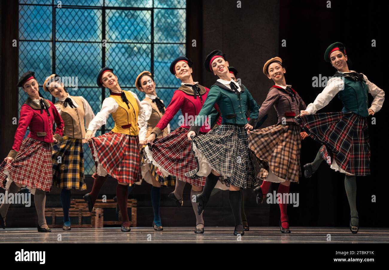 Des danseurs de la Compagnie nationale de danse se produisent lors de la présentation du spectacle la Sylphide au Teatro de la Zarzuela à Madrid. 7 décembre 20 Banque D'Images