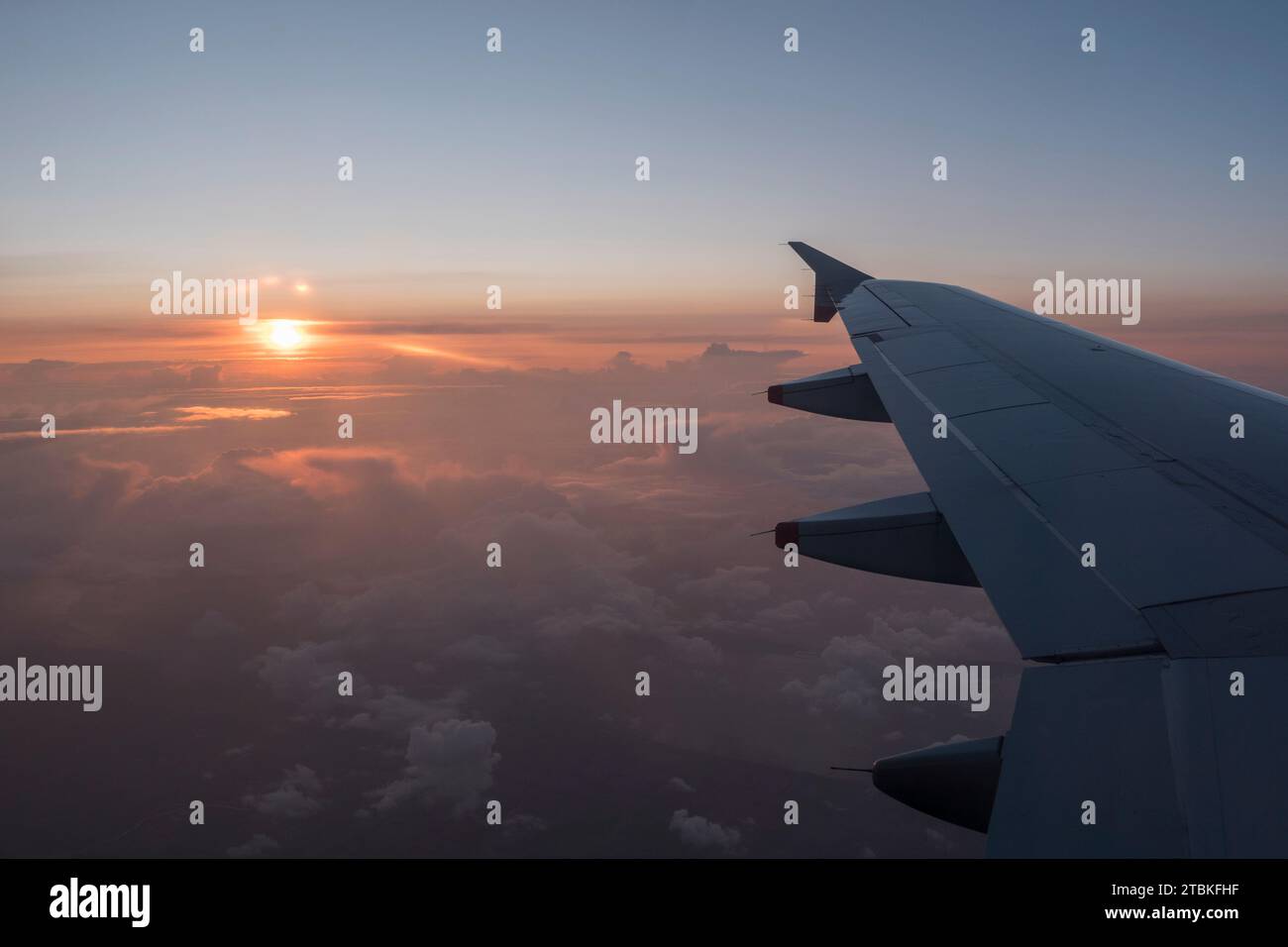 Coucher de soleil depuis la fenêtre d'un avion BA Airbus A319. Banque D'Images