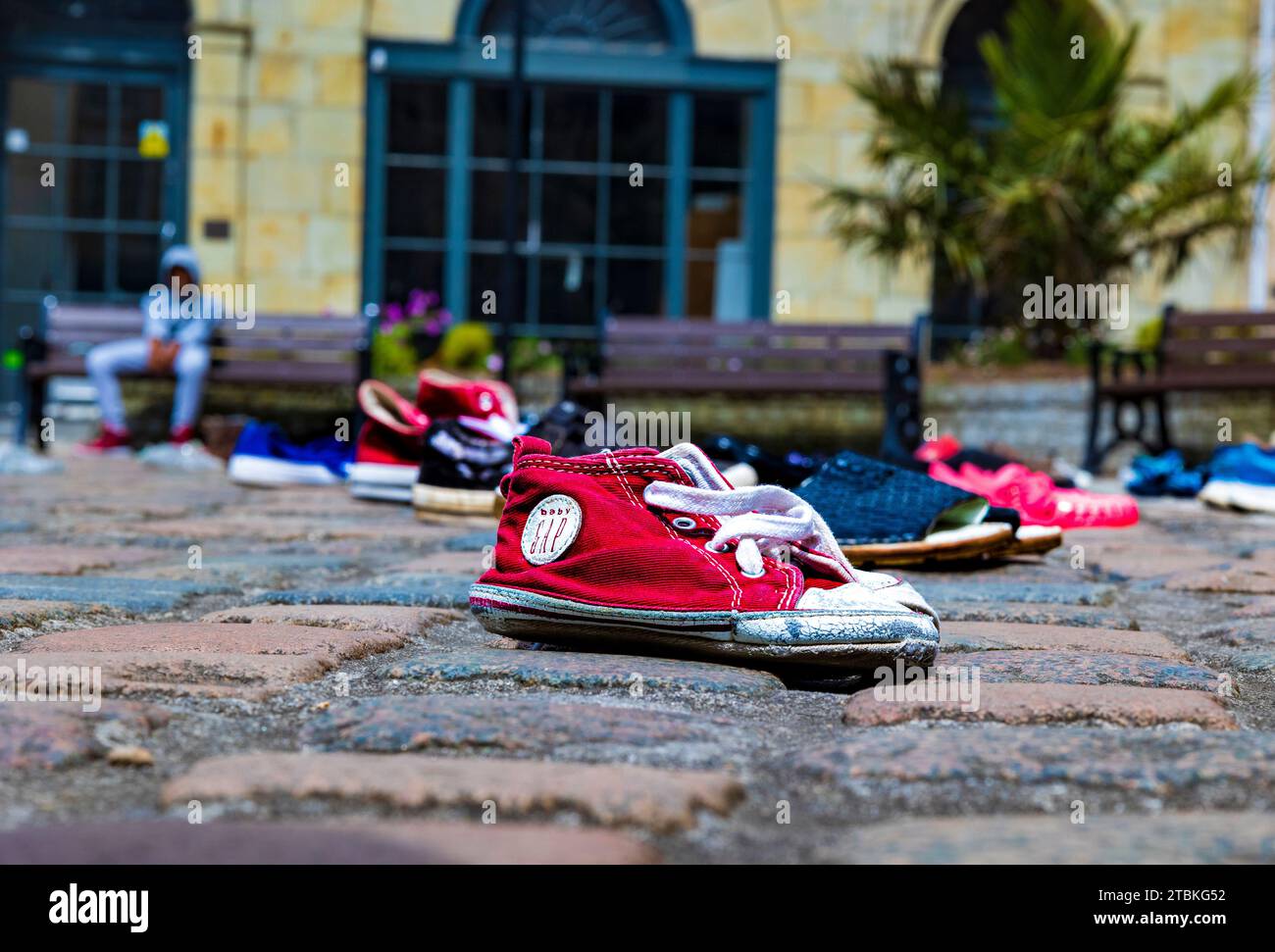 « Nous avons abandonné ces chaussures à l’extérieur de la cathédrale de Truro comme nos députés ont abandonné les enfants réfugiés » - les chaussures représentent la séparation des familles réfugiées. Banque D'Images