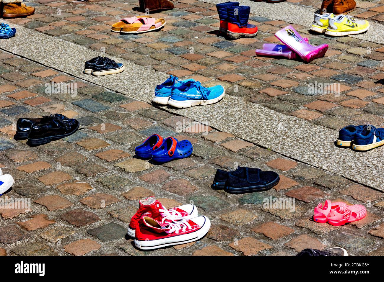 « Nous avons abandonné ces chaussures à l’extérieur de la cathédrale de Truro comme nos députés ont abandonné les enfants réfugiés » - les chaussures représentent la séparation des familles réfugiées. Banque D'Images