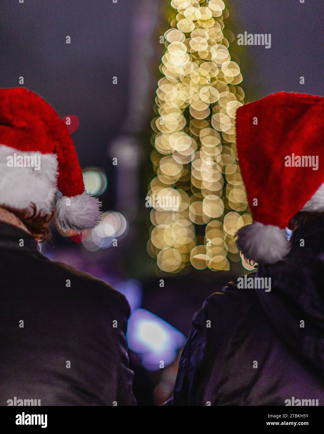 Esprit de Noël comme les lumières de l'arbre à Trafalgar Square offertes par les gens d'Oslo sont allumées. Banque D'Images