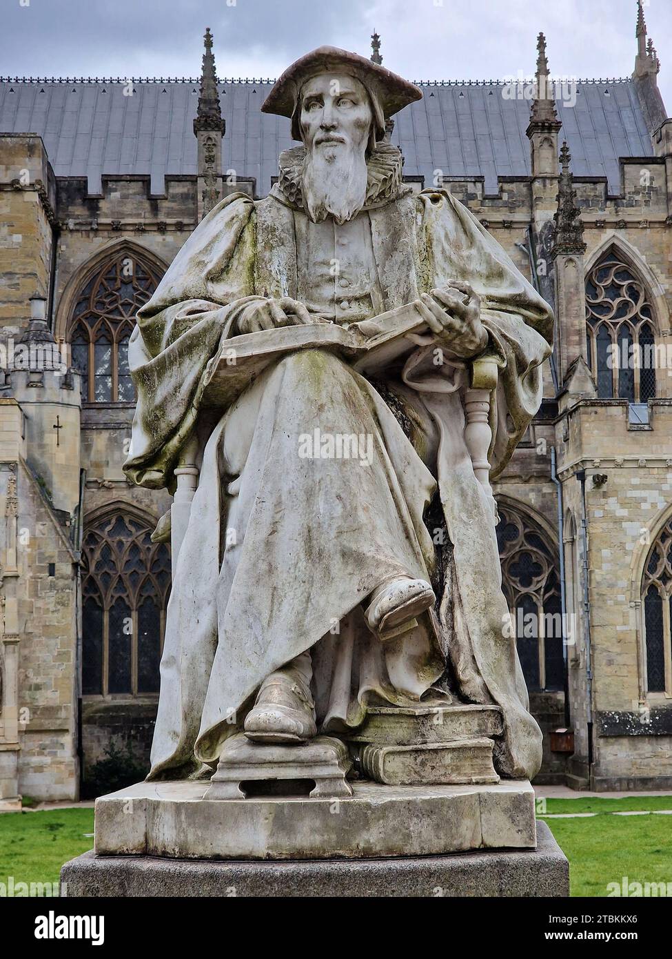 La statue de Richard Hooker à Exeter et dévoilée en 1907, rend hommage à l’influent théologien, représentant son héritage intellectuel et son SIG Banque D'Images