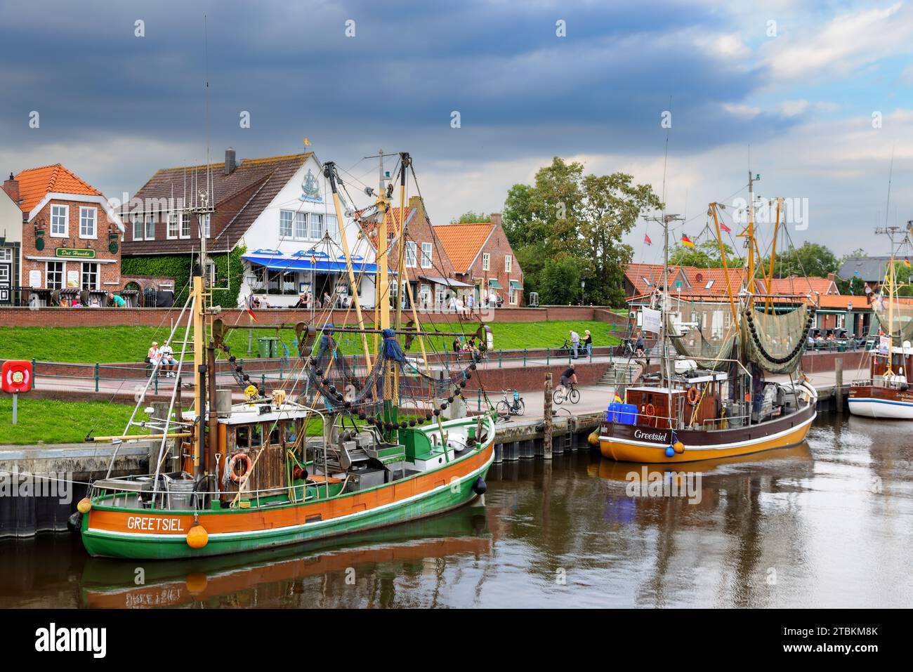 Coupeurs de crevettes dans le port de Greetsiel, Frise orientale, Allemagne. Banque D'Images