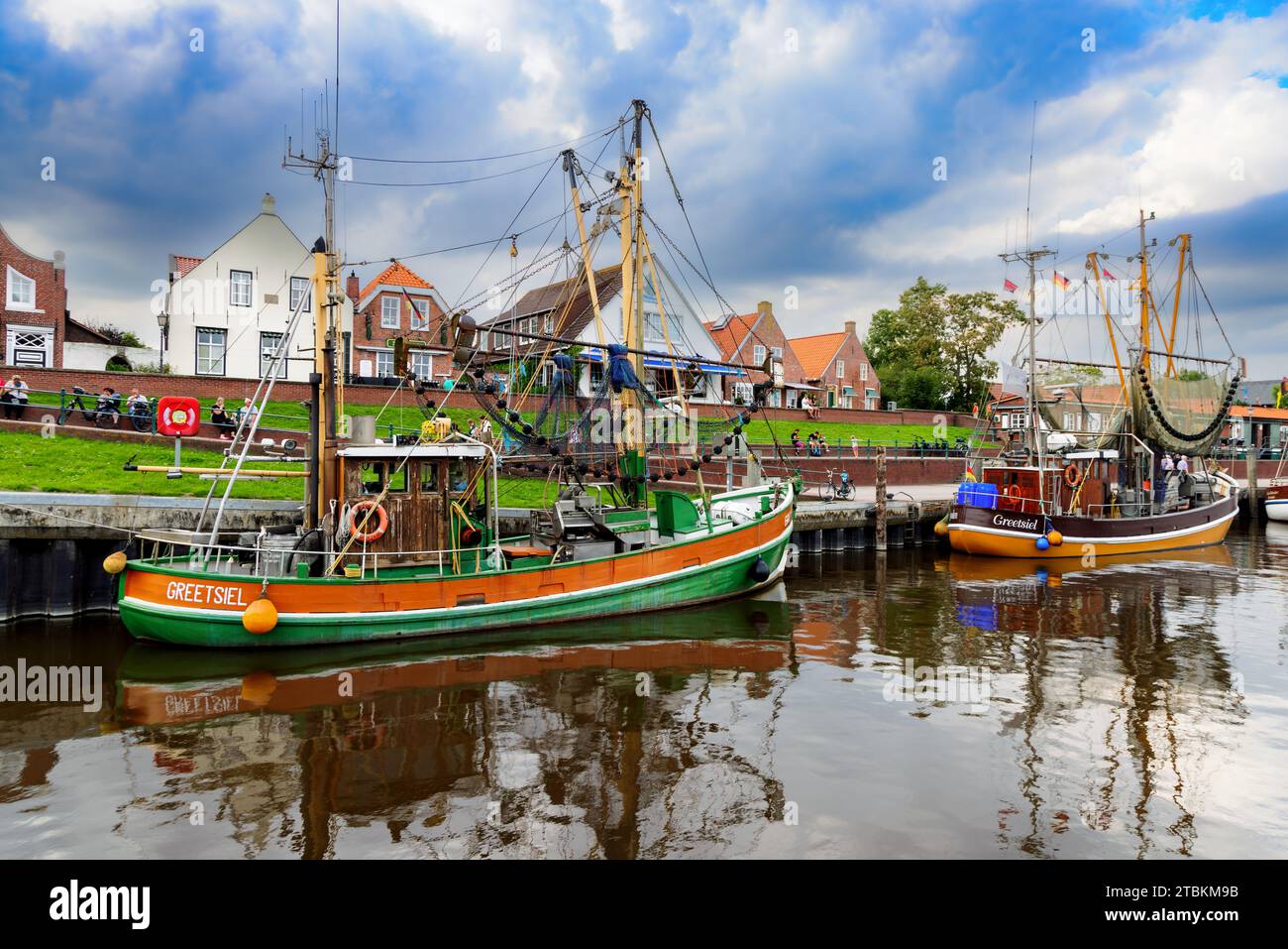 Coupeurs de crevettes dans le port de Greetsiel, Frise orientale, Allemagne. Banque D'Images