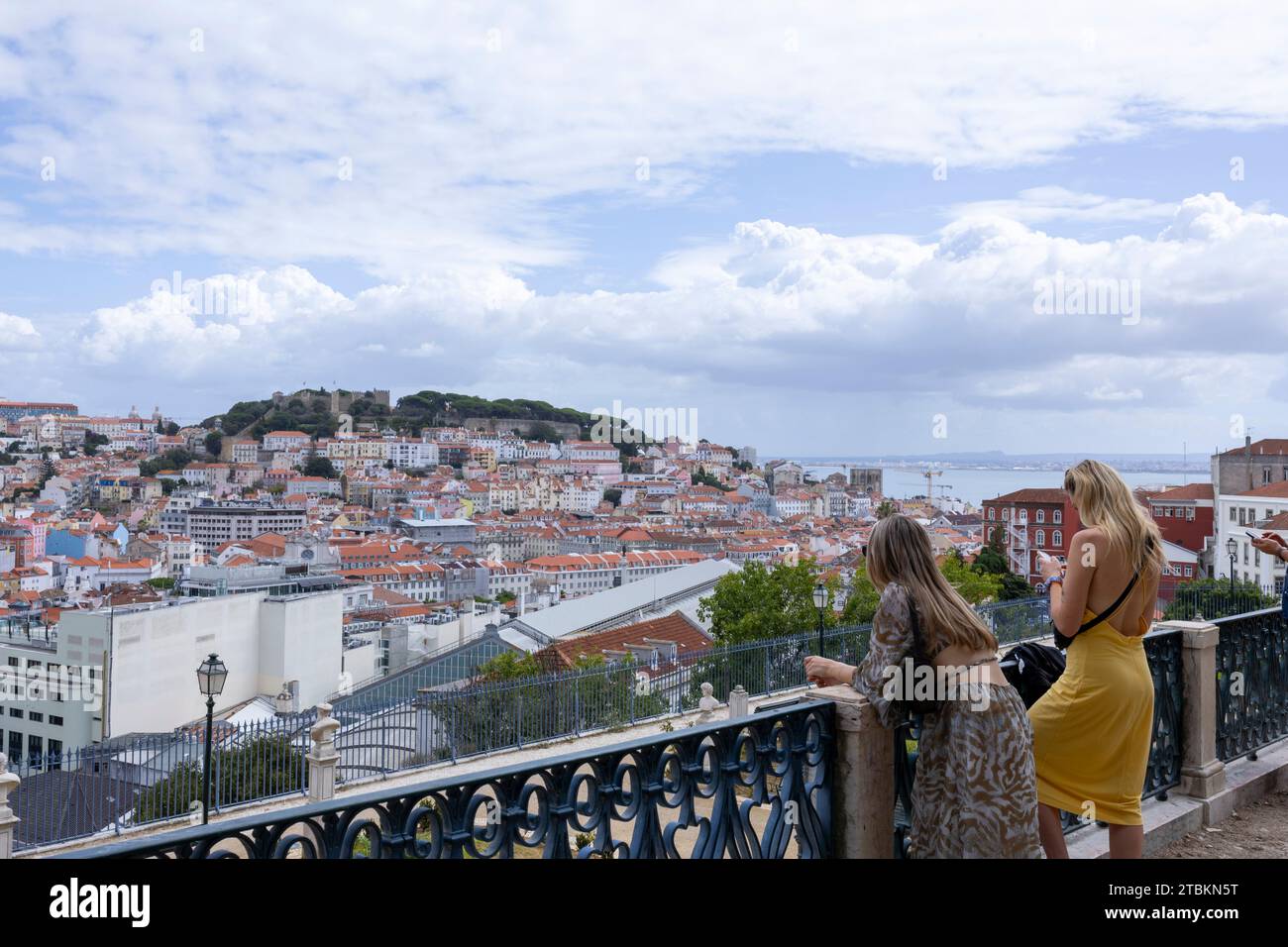 Lisboa, Portugal - 18.09.2023 deux filles regardant le toit de Lisbonne depuis Sao Pedro de Alcantara point de vue - Miradouro dans la ville de Lisbonne, Portugal Banque D'Images