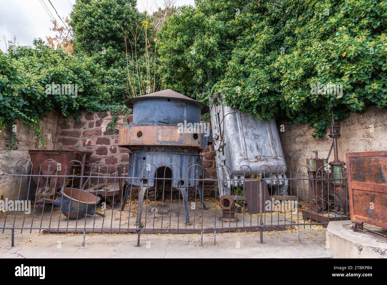 Jerome, AZ - 16 novembre 2023 : cet ancien haut fourneau a été utilisé dans la production de cuivre à la fin des années 1800 Banque D'Images