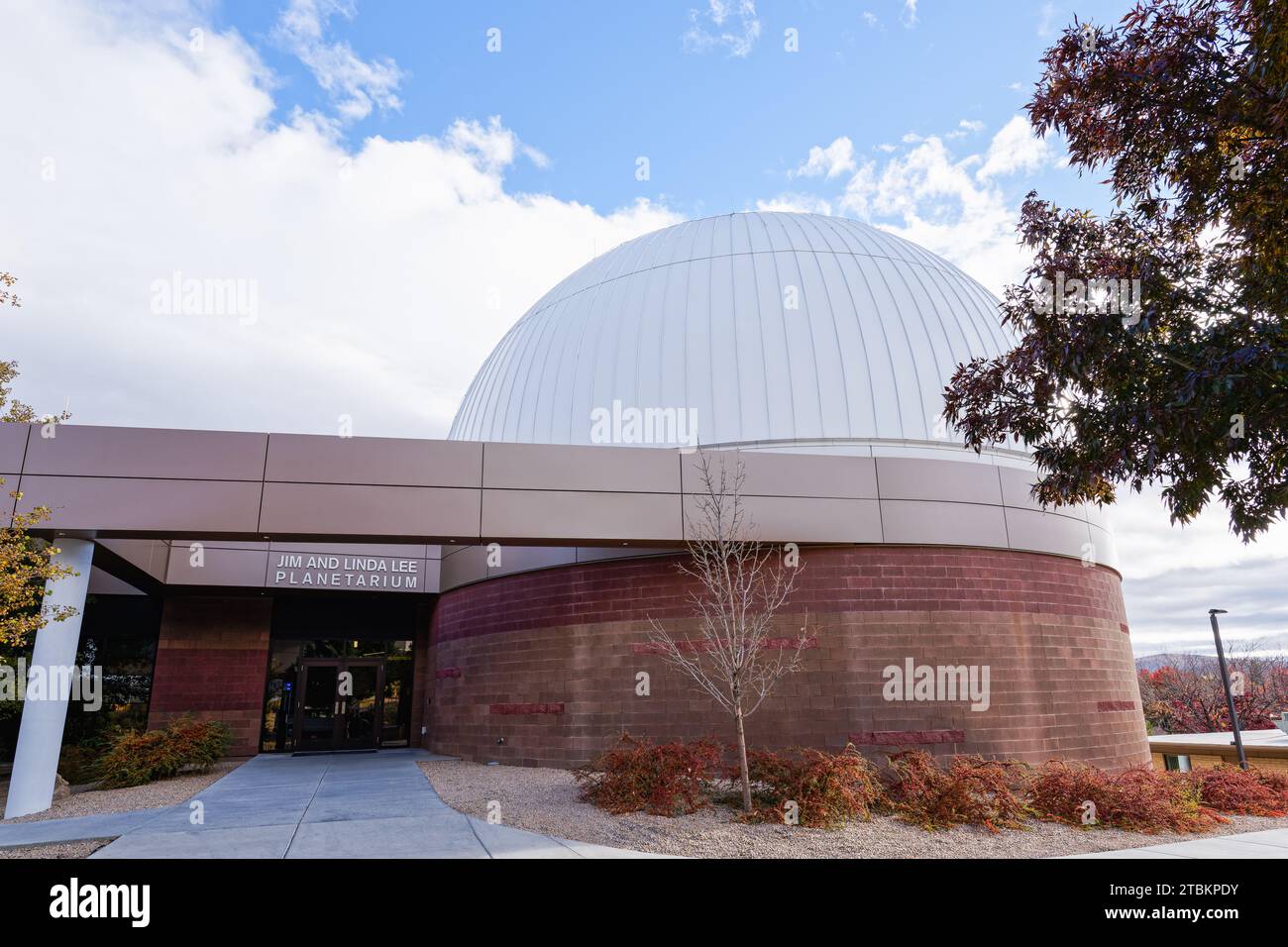Prescott, AZ - 16 novembre 2023 : Planitarium Jim et Linda Lee sur le campus de l'Université aéronautique Embry‑Riddle Banque D'Images