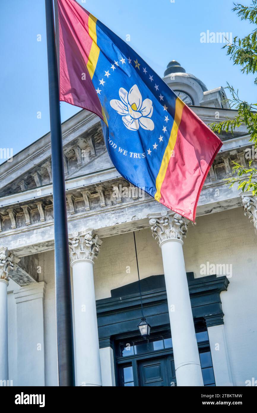 Le nouveau drapeau de l'État du Mississippi flotte devant le palais de justice historique du comté de Lafayette à Oxford, Mississippi. Banque D'Images
