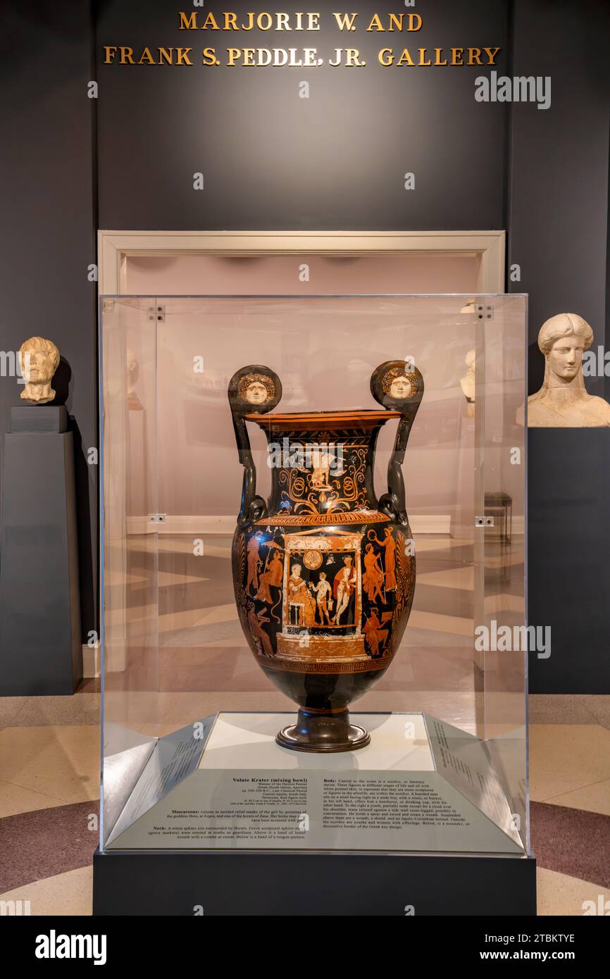 Un vase grec ancien présenté dans le musée de l'Université sur le campus de l'Université du Mississippi, Ole Miss, à Oxford, Mississippi. Banque D'Images