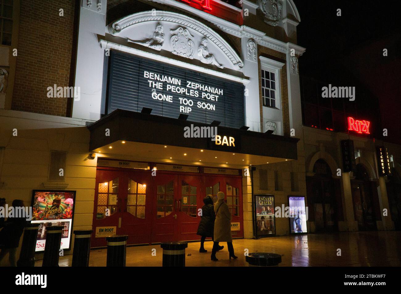 Londres, Royaume-Uni. 7 décembre 2023. À Windrush Square, le cinéma de Brixton rend hommage au poète Benjamin Zephaniah avec les mots « le poète du peuple ». Parti trop tôt. RIP.' La mort du professeur Zephaniah à l'âge de 65 ans a été annoncée par sa famille, huit semaines après qu'on lui ait diagnostiqué une tumeur au cerveau. Crédit : Anna Watson/Alamy Live News Banque D'Images