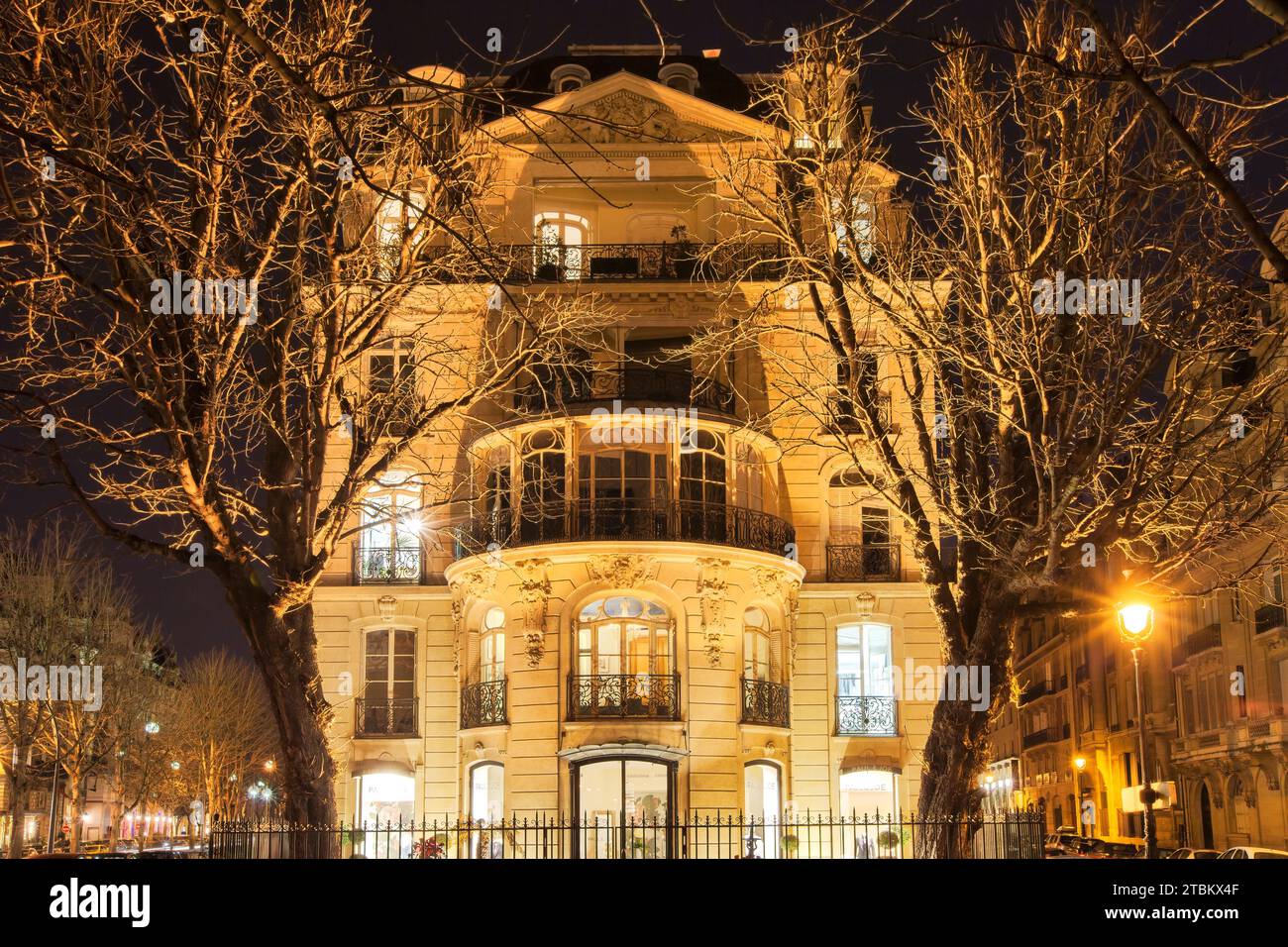 Appartements élégants dans le centre-ville de Paris, France la nuit Banque D'Images