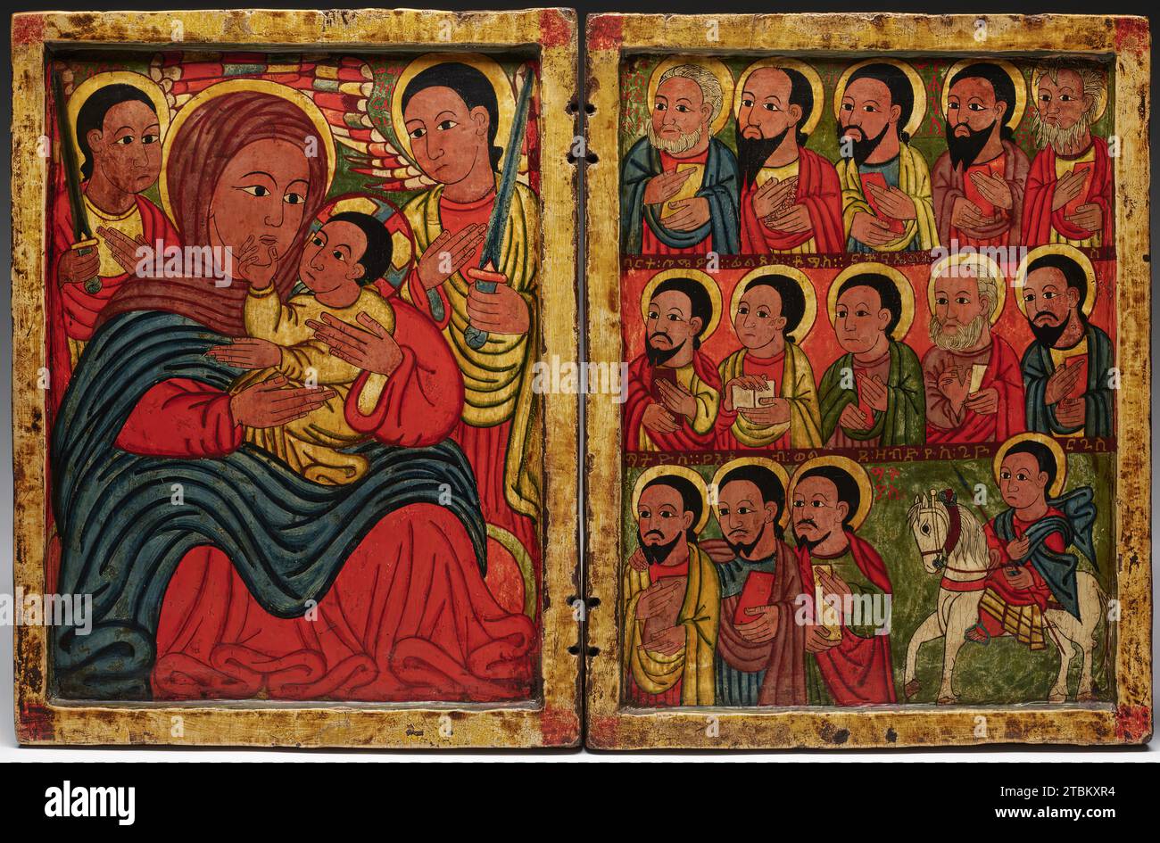 Diptyque avec Marie et son fils flanqué d'Archanges, d'Apôtres et d'un Saint, fin du 15e siècle. L'enfant Christ touche le menton de sa mère avec un geste d'affection qui a probablement été inspiré par les peintures italiennes du 15e siècle alors grandement admirées à la cour royale éthiopienne. Les saints victorieux à cheval avaient un grand attrait pour les classes supérieures de l'Éthiopie, où les nobles étaient formés à l'équitation et au combat. L’artiste est probablement un adepte de Fre Seyon, le célèbre peintre du 15e siècle qui n’a laissé qu’une œuvre signée. Banque D'Images