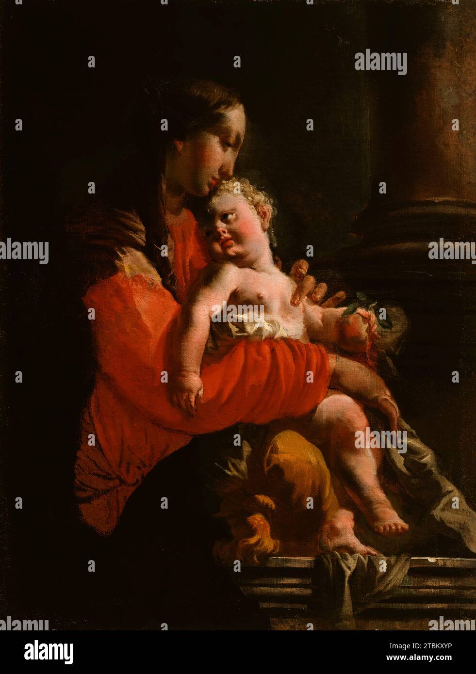 Vierge et enfant, c1720-1725. L'utilisation du chiaroscuro puissant (modelage dans la lumière et l'ombre) est caractéristique des images de Tiepolo de la Vierge et de l'enfant qui étaient destinées à la dévotion privée. Il y a un élément de mélancolie dans la façon dont la Vierge embrasse son fils. Cela suggère qu'ils perçoivent tous les deux son destin futur, et le motif fait allusion à l'image traditionnelle de la Piet&#xe0;, dans laquelle la Vierge pleure le corps de son fils décédé. Elle est souvent montrée près ou contre une colonne, qui est ici destinée à transmettre sa noblesse et sa force. Banque D'Images