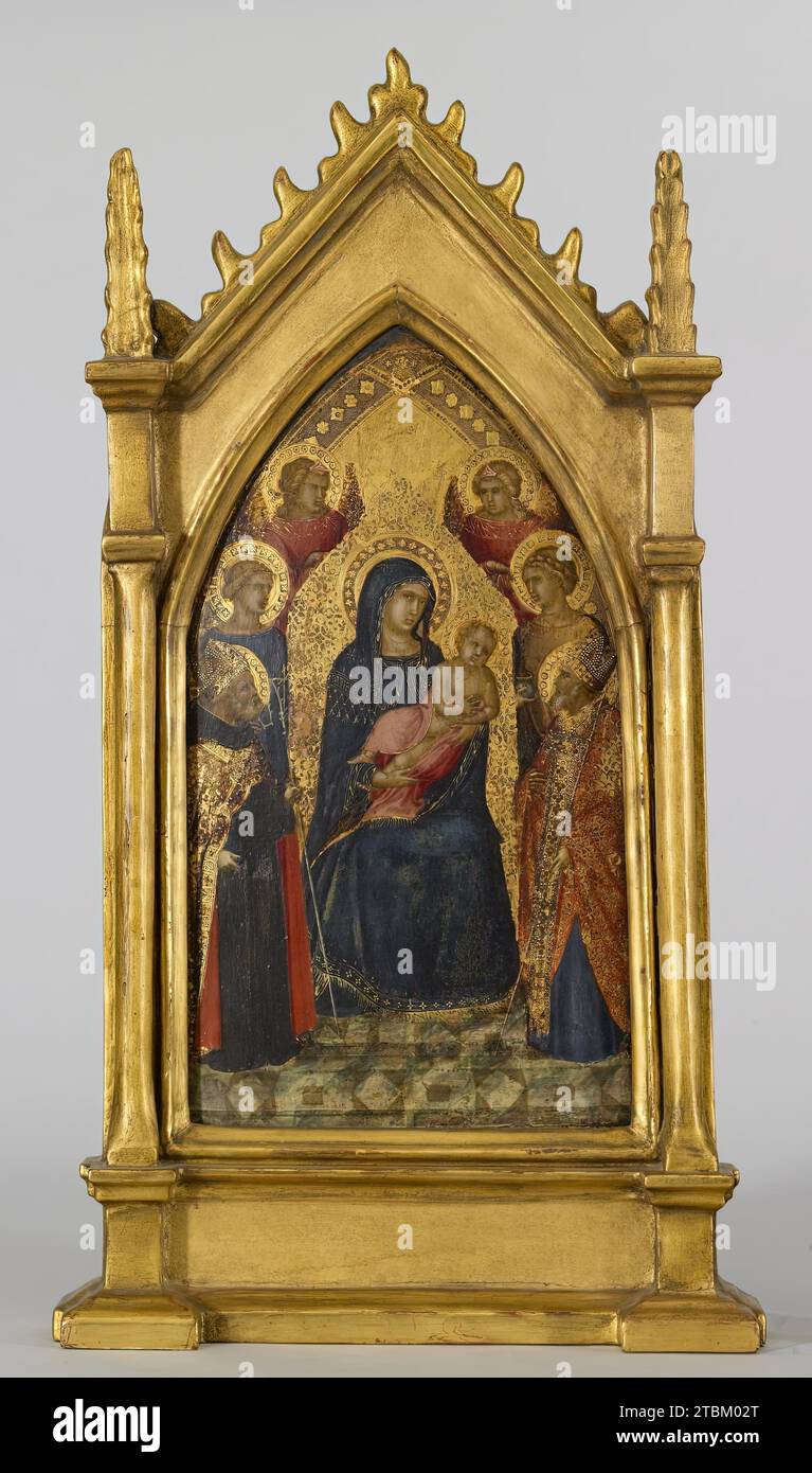 Vierge et enfant avec Saints Augustin, Nicholas (?), Catherine (?), Lucy, et Anges, c1340-1345. Cette magnifique Vierge et enfant intronisée avec quatre saints et deux anges formait à l'origine le centre d'un triptyque pliant, une peinture en trois parties. Le travail de poinçon délicat dans les halos, les costumes et les bordures est typique de la peinture sur panneau siennoise, et sont des effets dérivés du travail du métal. Pietro Lorenzetti a excellé dans l'investissement de ses images sacrées avec des qualités humaines, telles que l'interaction ludique de l'enfant Christ avec le saint évêque à sa droite. La pose tordue de l'enfant Christ et le Banque D'Images