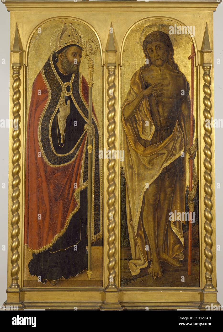 Saint Benoît et Saint Jean-Baptiste, 1487-1492. Ces figures raffinées de St. Benedict et St. Jean le Baptiste proviennent d'un retable commandé en 1487 pour le maître-autel de l'église de Saint Giuliano dans la ville de Fermo sur la côte Adriatique. Vittore était un disciple de son frère plus célèbre Carlo Crivelli. Ces personnages sont plus stables que ceux de ce frère, mais l'accent mis sur le dessin visible à travers la peinture est comme celui de son frère ; par exemple, les cheveux bouclés de la poitrine de Jean et la proéminence de l'ombrage utilisant des lignes parallèles allant du haut à droite au bas à droite. Cet orientat Banque D'Images Saint Benoît et Saint Jean-Baptiste, 1487-1492. Ces figures raffinées de St. Benedict et St. Jean le Baptiste proviennent d'un retable commandé en 1487 pour le maître-autel de l'église de Saint Giuliano dans la ville de Fermo sur la côte Adriatique. Vittore était un disciple de son frère plus célèbre Carlo Crivelli. Ces personnages sont plus stables que ceux de ce frère, mais l'accent mis sur le dessin visible à travers la peinture est comme celui de son frère ; par exemple, les cheveux bouclés de la poitrine de Jean et la proéminence de l'ombrage utilisant des lignes parallèles allant du haut à droite au bas à droite. Cet orientat Banque D'Images