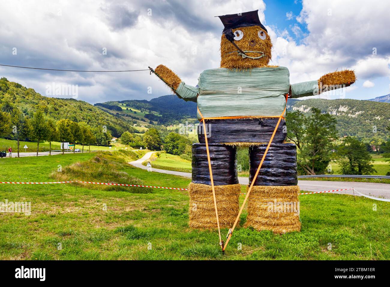Marionnette de paille drôle faite de balles de paille, figure, homme fumant une pipe, Savoie, Auvergne-Rhône-Alpes, France Banque D'Images