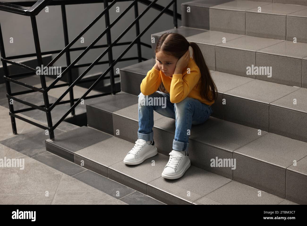 Fille D'enfant Se Tenant Sur L'escalier à La Maison Image stock - Image du  personne, adolescents: 61777441