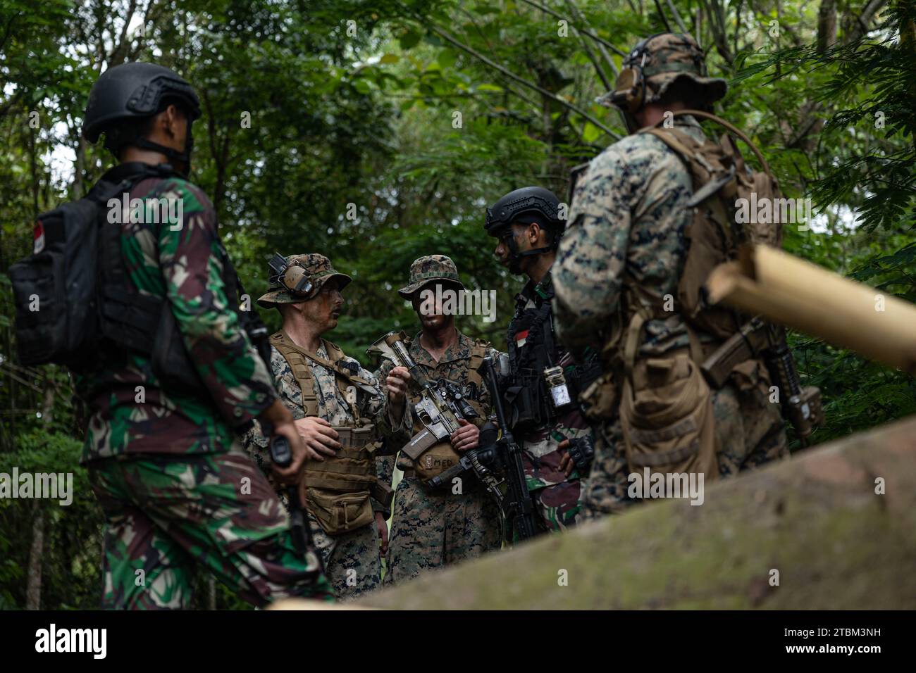 Les Marines américains avec le 1e Bataillon, le 7e Régiment de Marines, attaché à la Marine Rotational Force-Southeast Asia, et les Marines indonésiennes avec le 4e Bataillon d'infanterie de Marines, Pasmar 1, donnent des ordres sur une patrouille de raid lors de l'exercice 2023 de Keris dans la zone d'entraînement de Piabung, Sukabumi, Java Ouest, Indonésie, le 4 décembre. 2023. Keris MAREX est un exercice bilatéral mené par le corps des Marines des États-Unis et le corps des Marines de l ' Indonésie pour promouvoir l ' interopérabilité militaire et les capacités de sensibilisation au domaine maritime, renforcer les relations et développer les capacités militaires entre les forces participantes. MRF-SEA est un corps des Marines Forc Banque D'Images