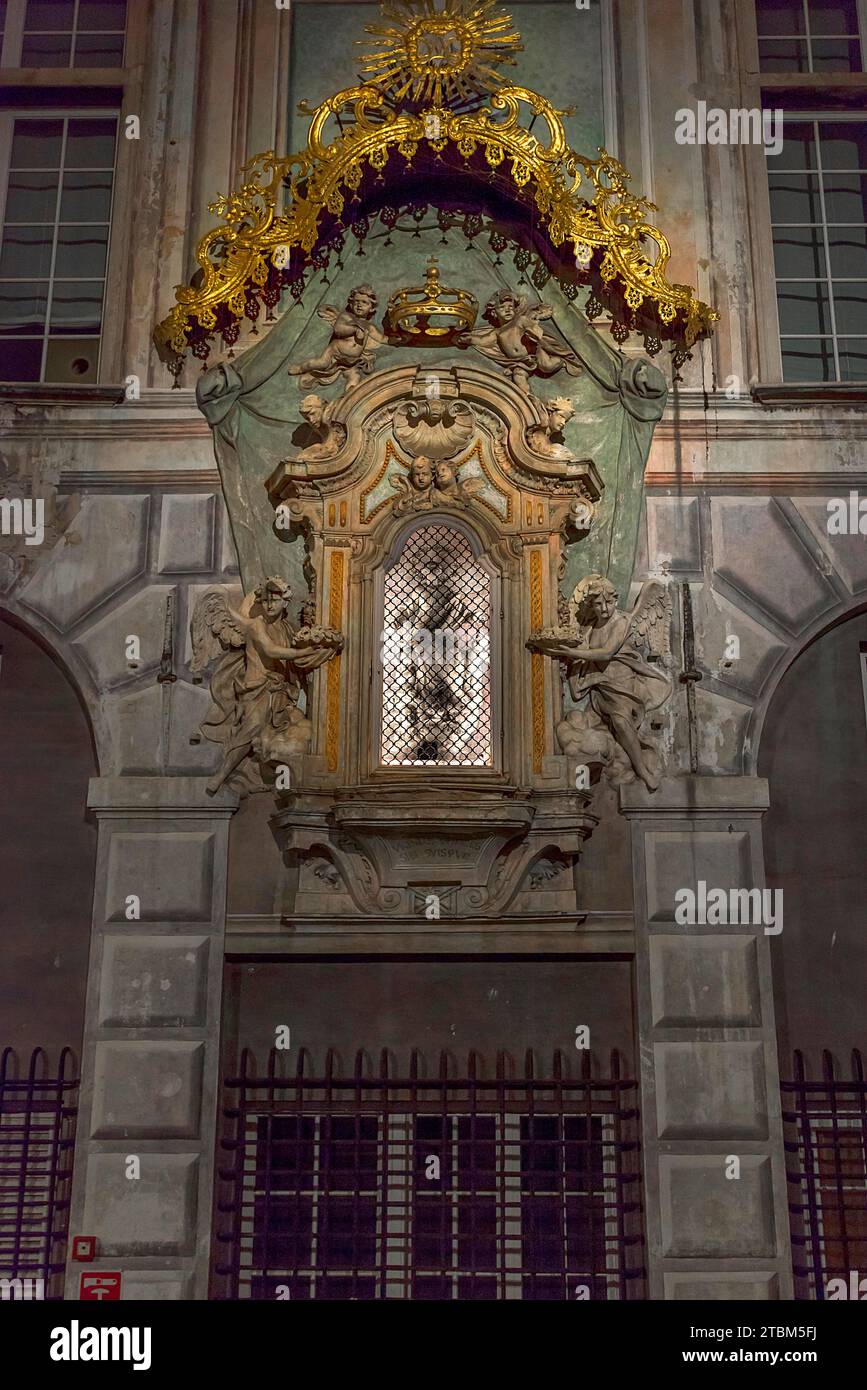 Vénération de la Vierge Marie avec verrière dorée au Palazzo San Giorgio, dans le vieux port, Gênes, Italie Banque D'Images