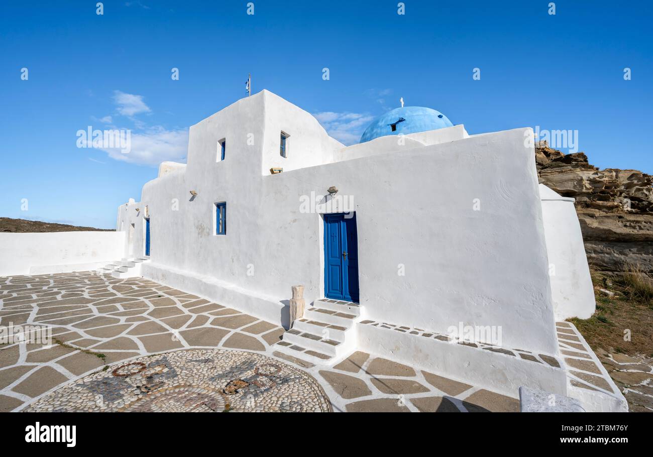 Monastère d'Agios Ioannis Detis sur la côte entre les rochers, Paros, Cyclades, Grèce Banque D'Images