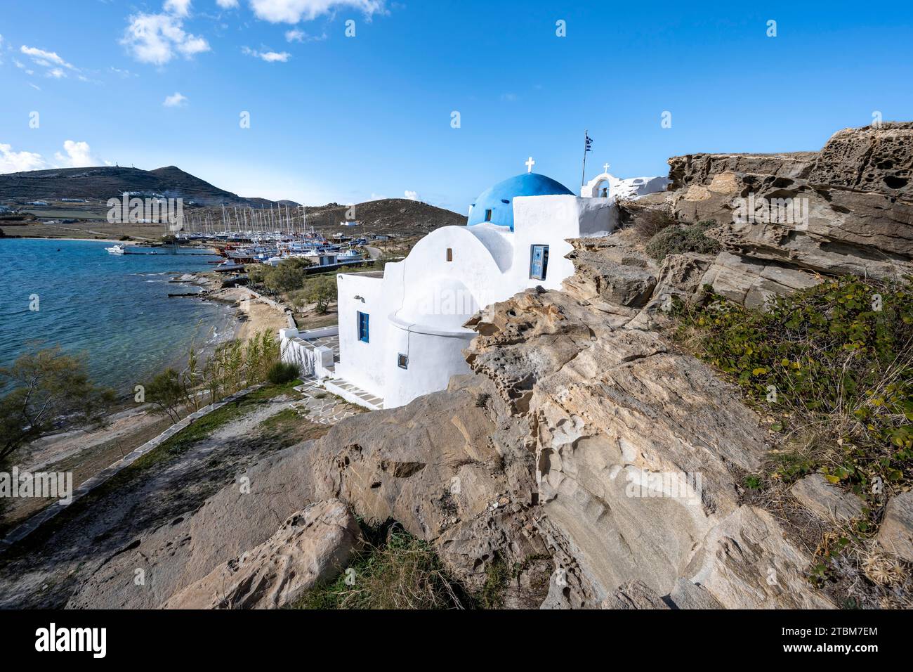 Monastère d'Agios Ioannis Detis entre les rochers sur la côte, Paros, Cyclades, Grèce Banque D'Images