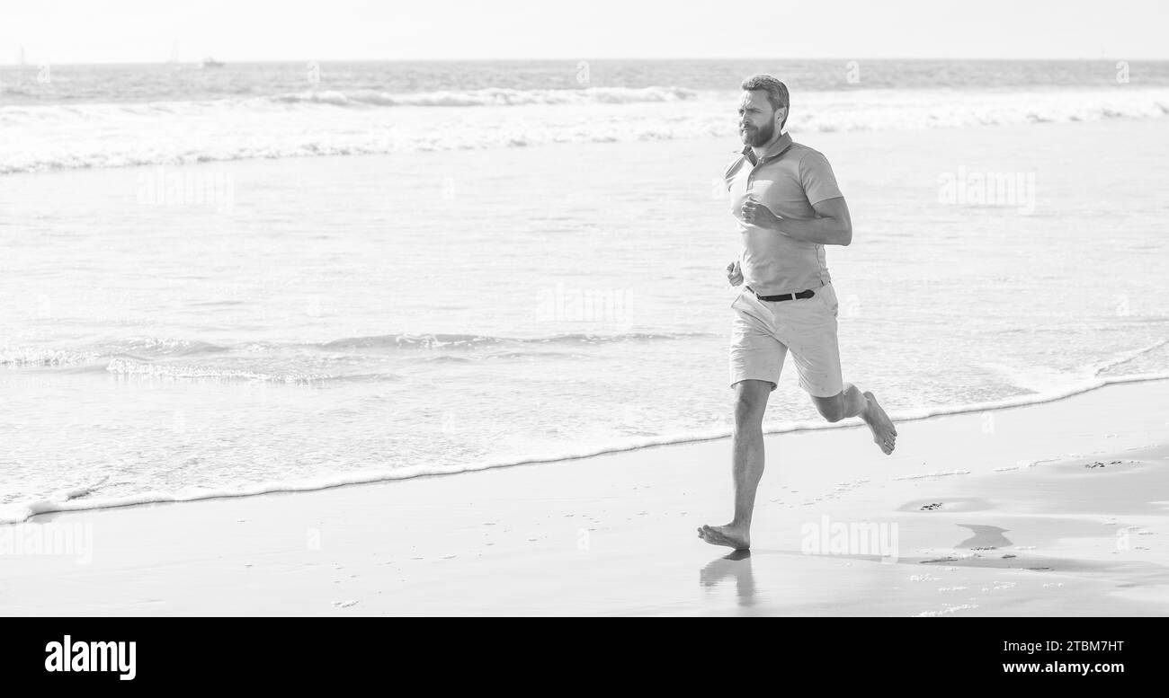 homme sportif qui court sur la plage d'été pour l'entraînement, l'espace de copie, le marathon Banque D'Images