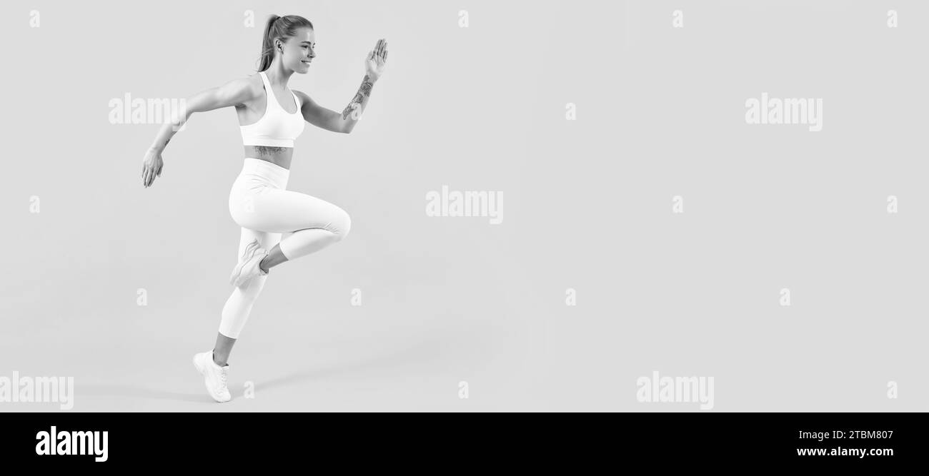 coureur de fitness fille courant sur fond jaune. Femme saut de la bannière de course avec maquette d'espace de copie. Banque D'Images