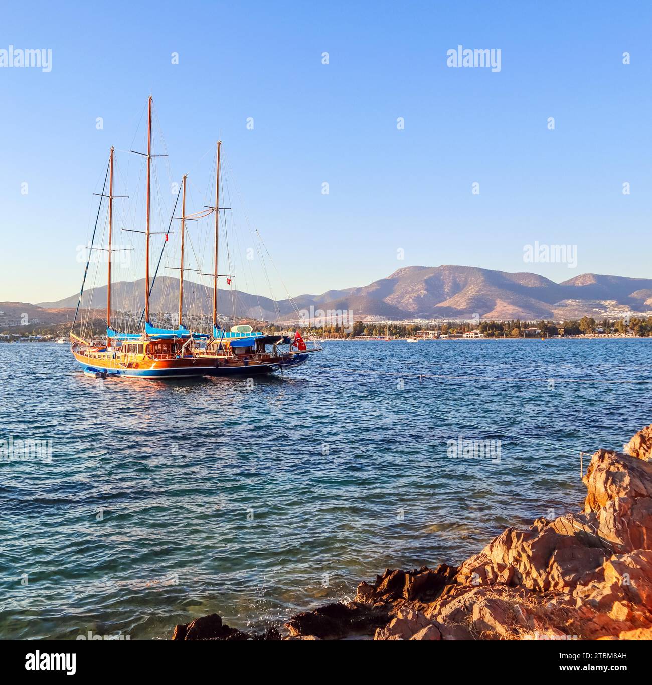 Belle côte méditerranéenne avec des îles, des montagnes et du yacht au coucher du soleil Banque D'Images