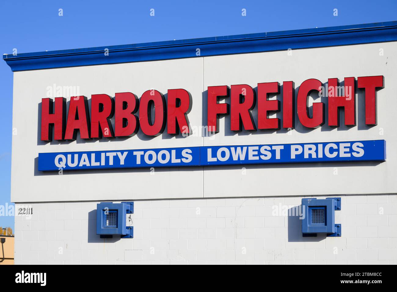 Seattle - 8 novembre 2023 ; panneau indiquant le port Freight Business en rouge sur le mur avec garniture bleue Banque D'Images