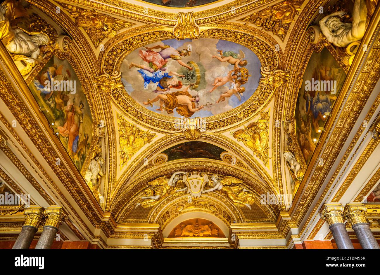 France, avril 05 2019. Intérieur du musée du Louvre richement décoré. Beau plafond Banque D'Images