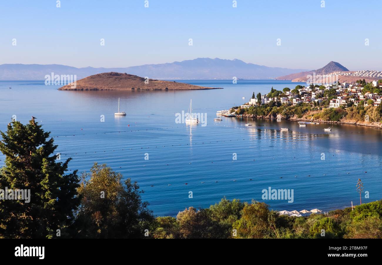 La côte égéenne avec de l'eau bleu merveilleux, riche nature, les îles, les montagnes et les petites maisons blanches Banque D'Images La côte égéenne avec de l'eau bleu merveilleux, riche nature, les îles, les montagnes et les petites maisons blanches Banque D'Images