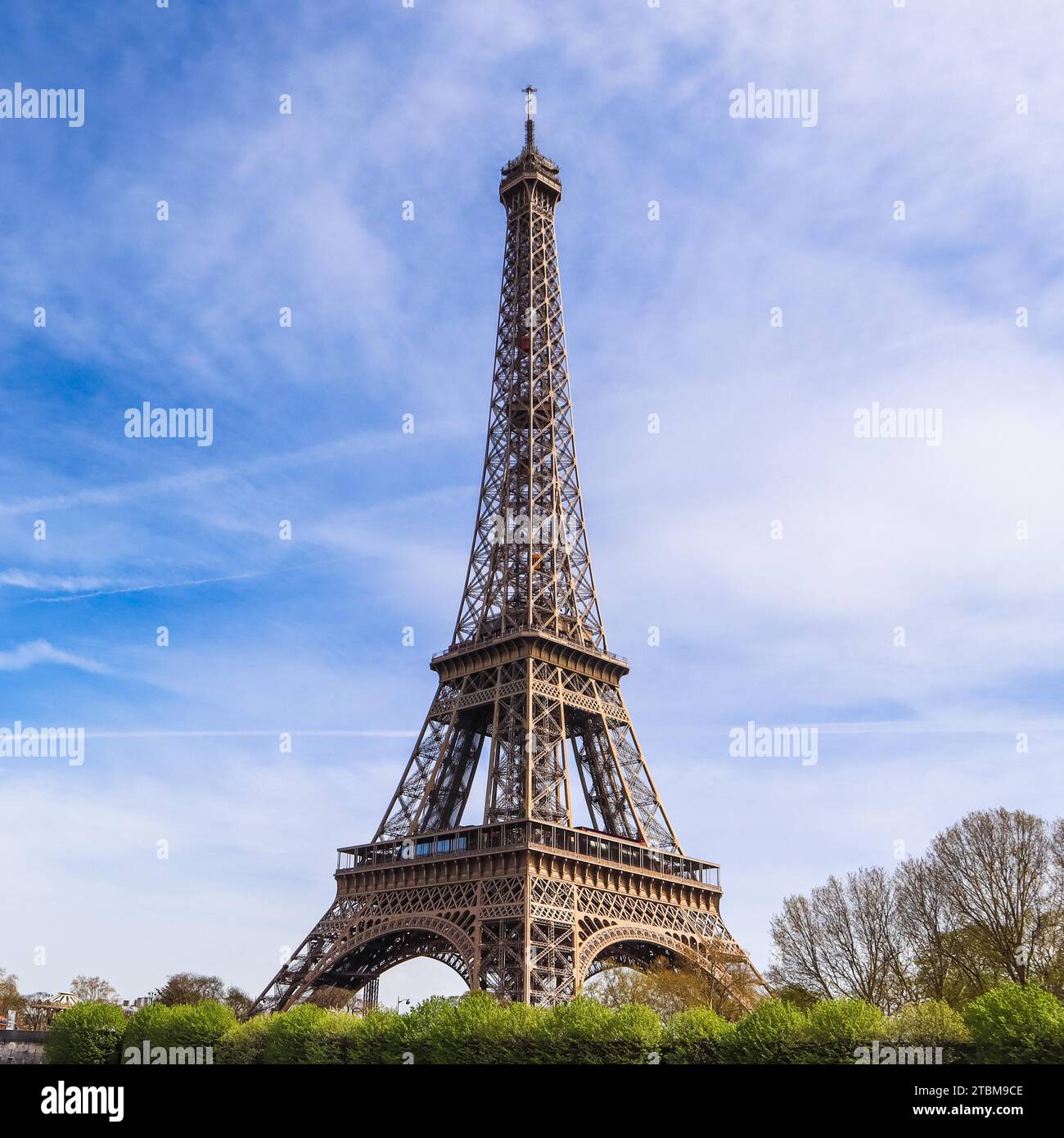 Tour Eiffel in Paris France contre le ciel bleu avec des nuages. Avril 2019 Banque D'Images Tour Eiffel in Paris France contre le ciel bleu avec des nuages. Avril 2019 Banque D'Images